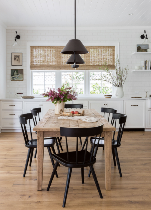 Perpaduan Meja Makan Rustik dan Kursi Modern